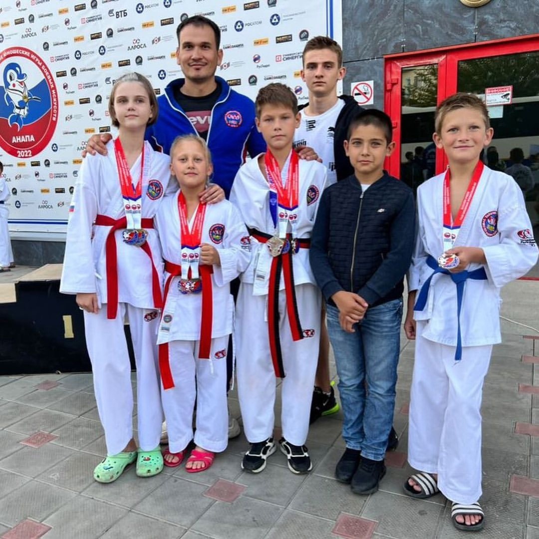 Абинские тхэквондисты участвуют во Всероссийских играх