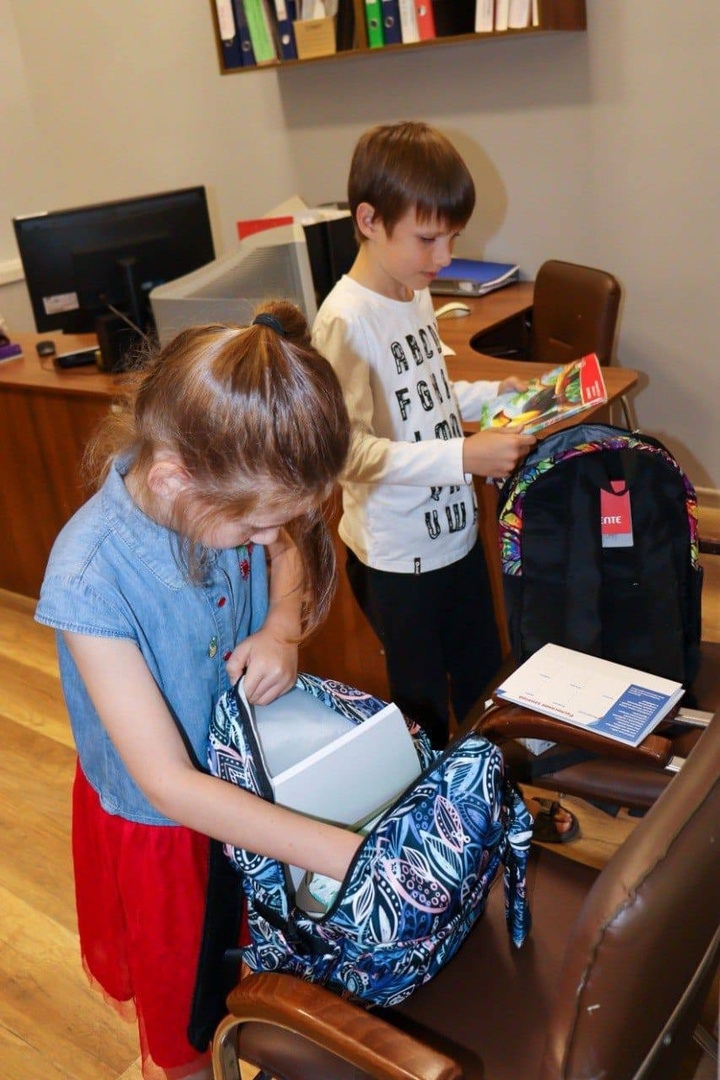 Депутат Госдумы Иван Демченко: учащиеся из Анапы получили подарки к новому учебному году в рамках акции «Собери ребенка в школу»
