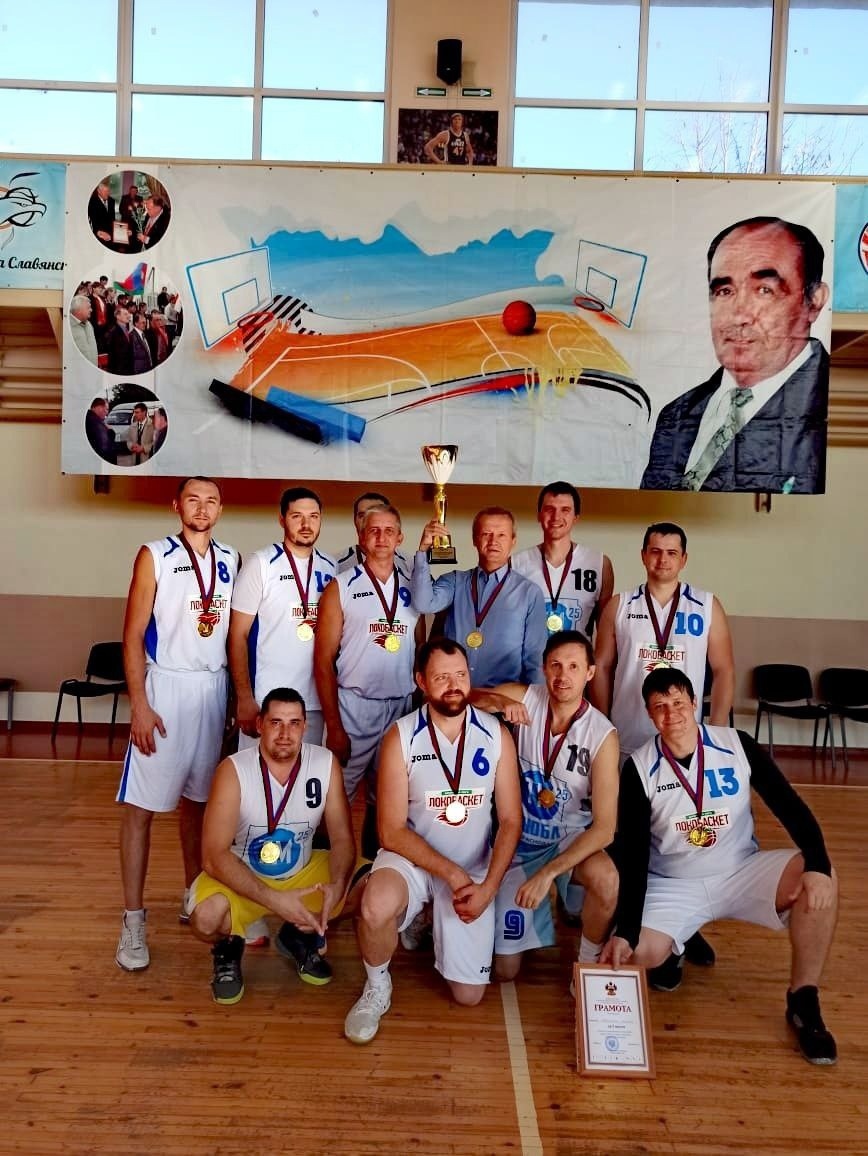 Команда Абинского района победила в краевых соревнованиях по баскетболу среди команд-ветеранов.