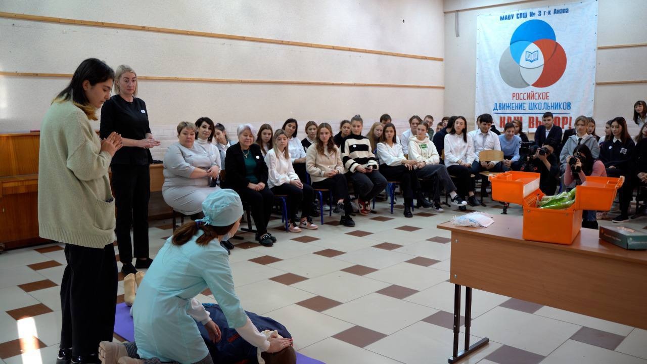 Депутат Госдумы Иван Демченко: проект «Белые сердца» в Анапе не только помогает обучать медицинской помощи, но объединяет активную молодежь Анапы