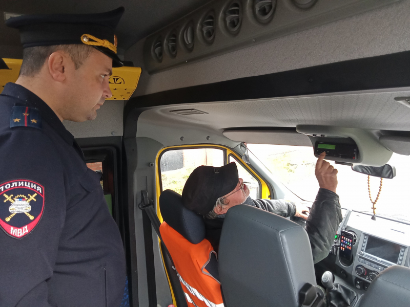 Госавтоинспекторы продолжают проведение дополнительных инструктажей для водителей автобусов