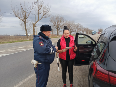 В День конституции Российской Федерации полицейские вручили водителям главный закон дорожного движения