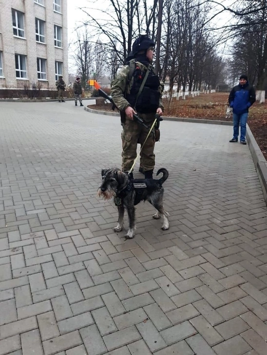 Атаман Холмского СКО Олег Зацепилин охраняет школы в Луганской области