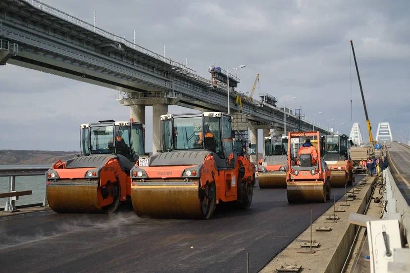 Первый асфальтобетон уложили на новых пролетах Крымского моста
