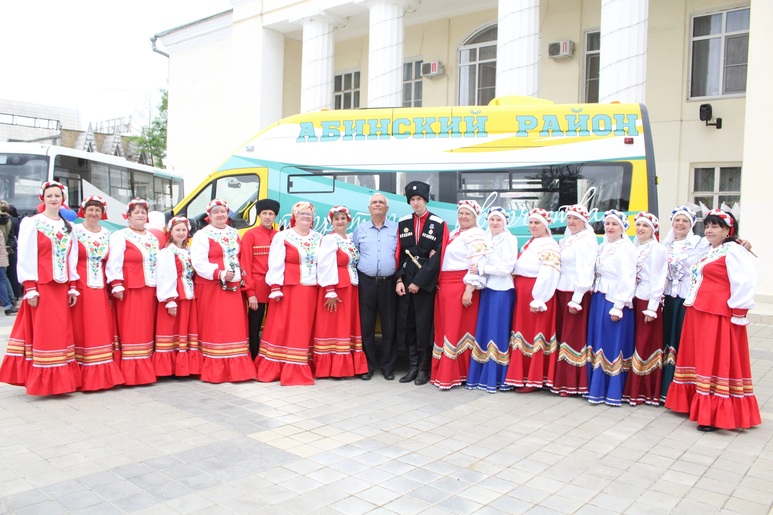 Культработники Абинского района получили новые автобусы