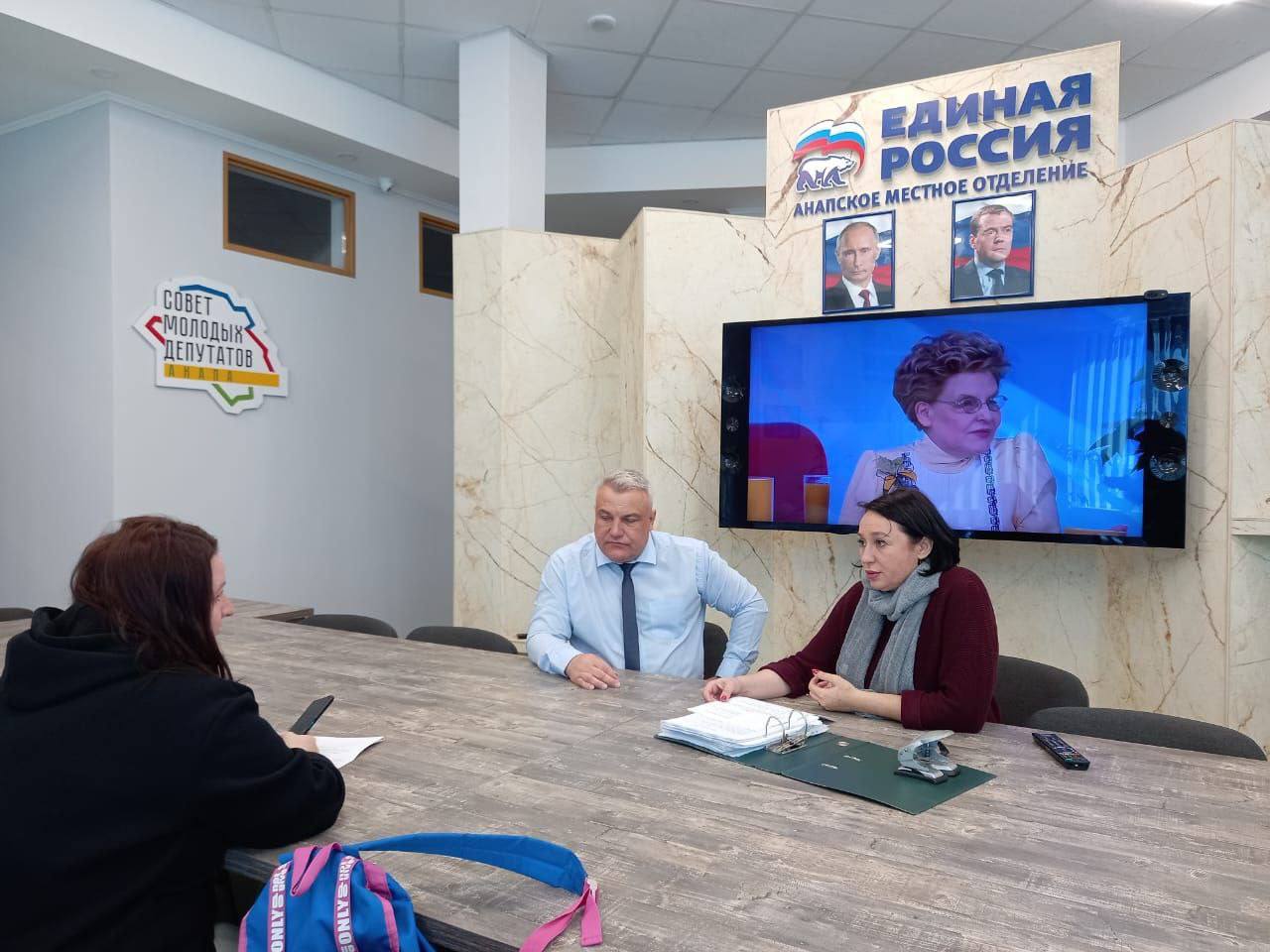 Депутат Госдумы Иван Демченко: в общественных приемных партии «Единая Россия» оказывают помощь нашим соотечественникам…