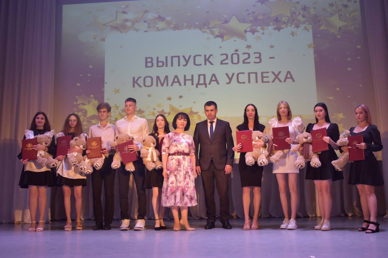 В районном Доме культуры чествовали выпускников-медалистов школ Темрюкского района