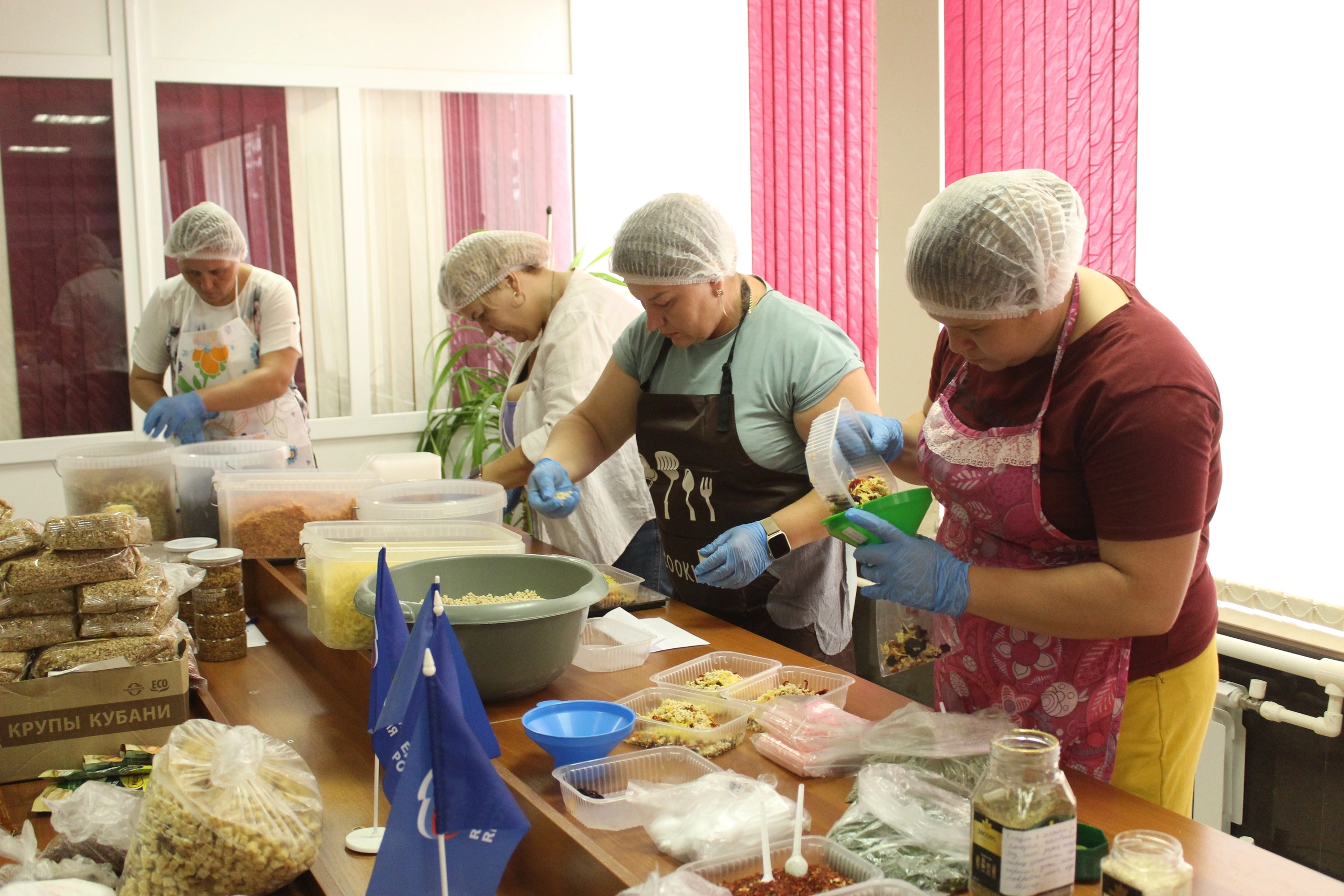 Жены участников специальной военной операции организовали «полевую кухню» в Абинском районе