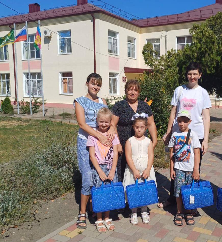 Иван Демченко вручил портфели с канцелярскими принадлежностями первоклашкам