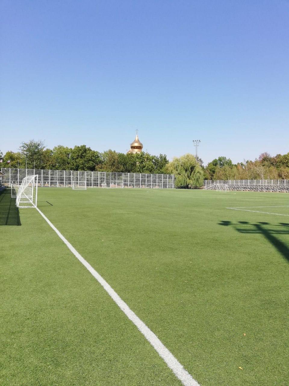 Новое покрытие футбольного поля приобретено по инициативе Ивана Демченко