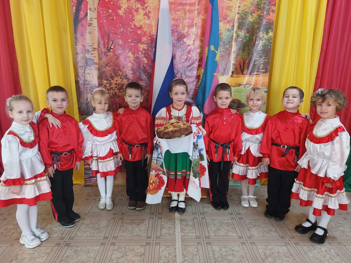 Казачата в дружном строю