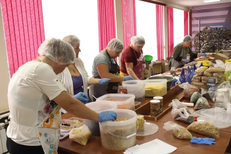 Коллектив редакции газеты «Восход» оказал поддержку волонтерам «Полевой кухни»