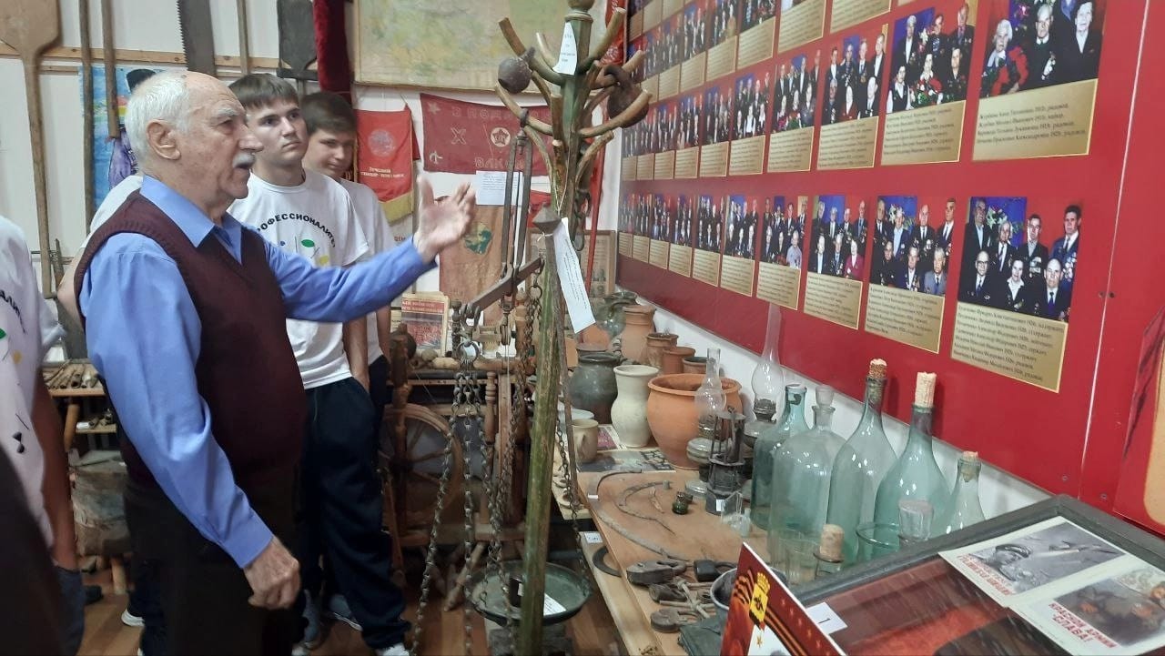 Музейную комнату Ахтырского КДЦ посетили студенты Ахтырского техникума Профи- Альянс