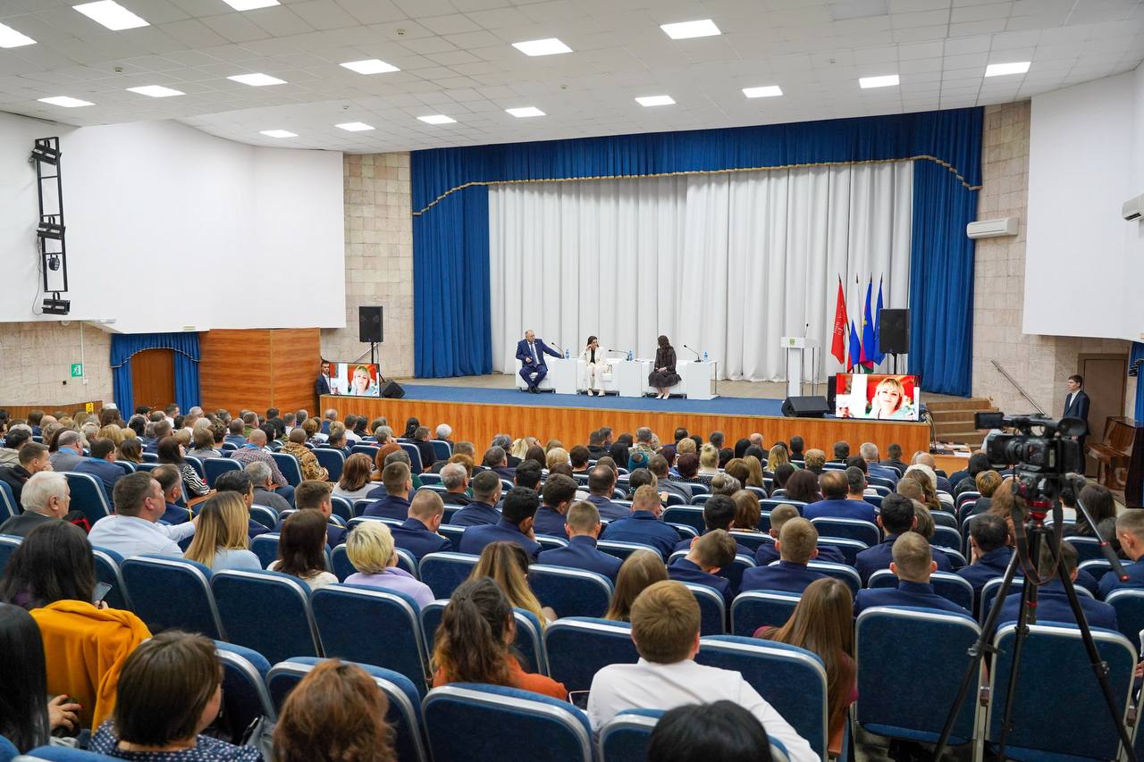Иван Демченко наградил волонтёров и благотворителей СВО в Крымске