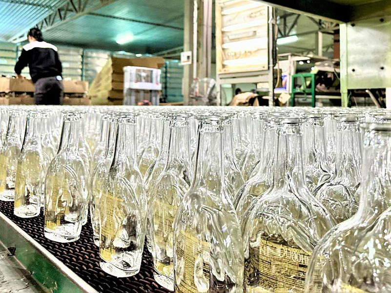 Производитель художественного стекла из Краснодара ускорил процесс декорирования бутылок