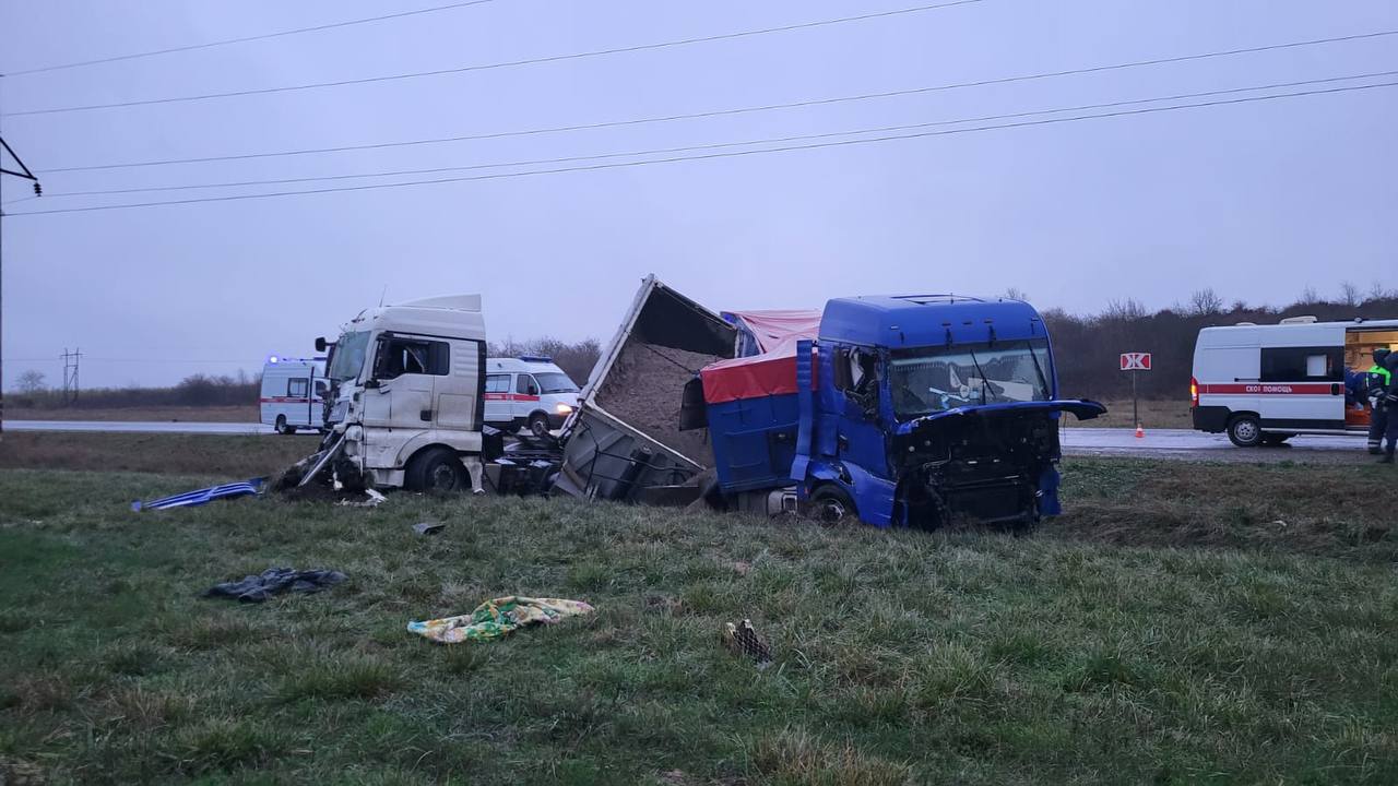 Два грузовых автомобиля и легковушка столкнулись на трассе в Абинском районе