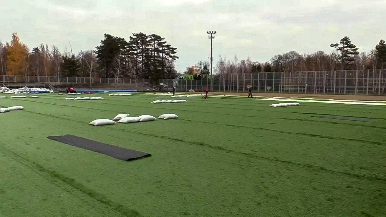 На футбольном поле спортшколы «Виктория» в Славянском районе меняют изношенное искусственное покрытие на новое