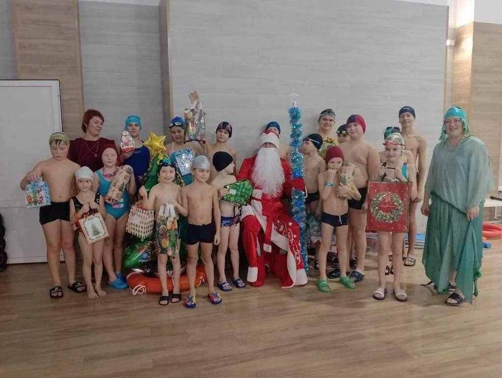 Пловцы Абинского района приняли участие в Новогодних веселых стартах на воде