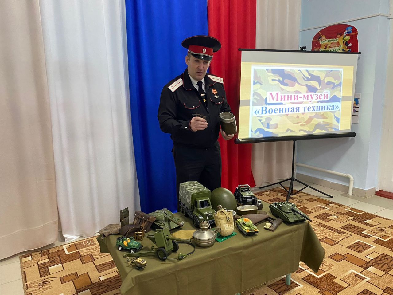 Казачатам провели лекцию «мини-музей военной техники»