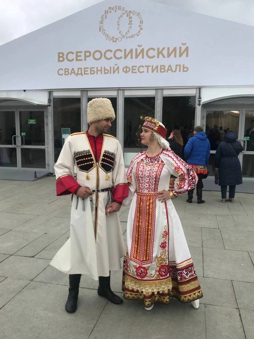 На выставке «Россия» в Москве две пары из Краснодарского края будут подписывать свои брачные договоры в национальных нарядах.