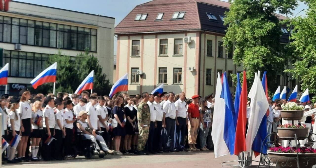 По инициативе депутата Демченко наградили участвующую в сборе гуманитарных грузов молодежь  