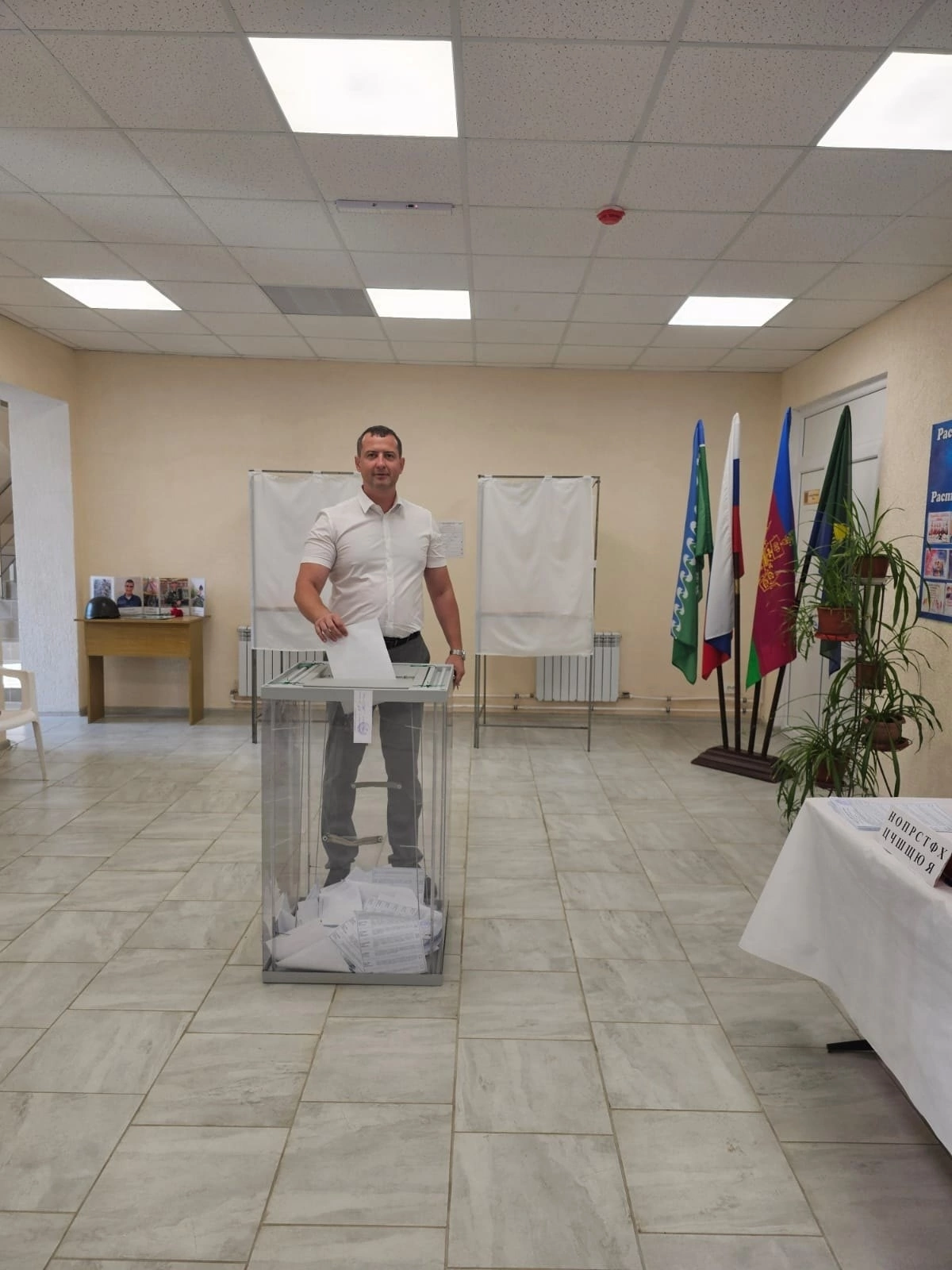 Проголосовал на своём избирательном участке глава района Илья Биушкин