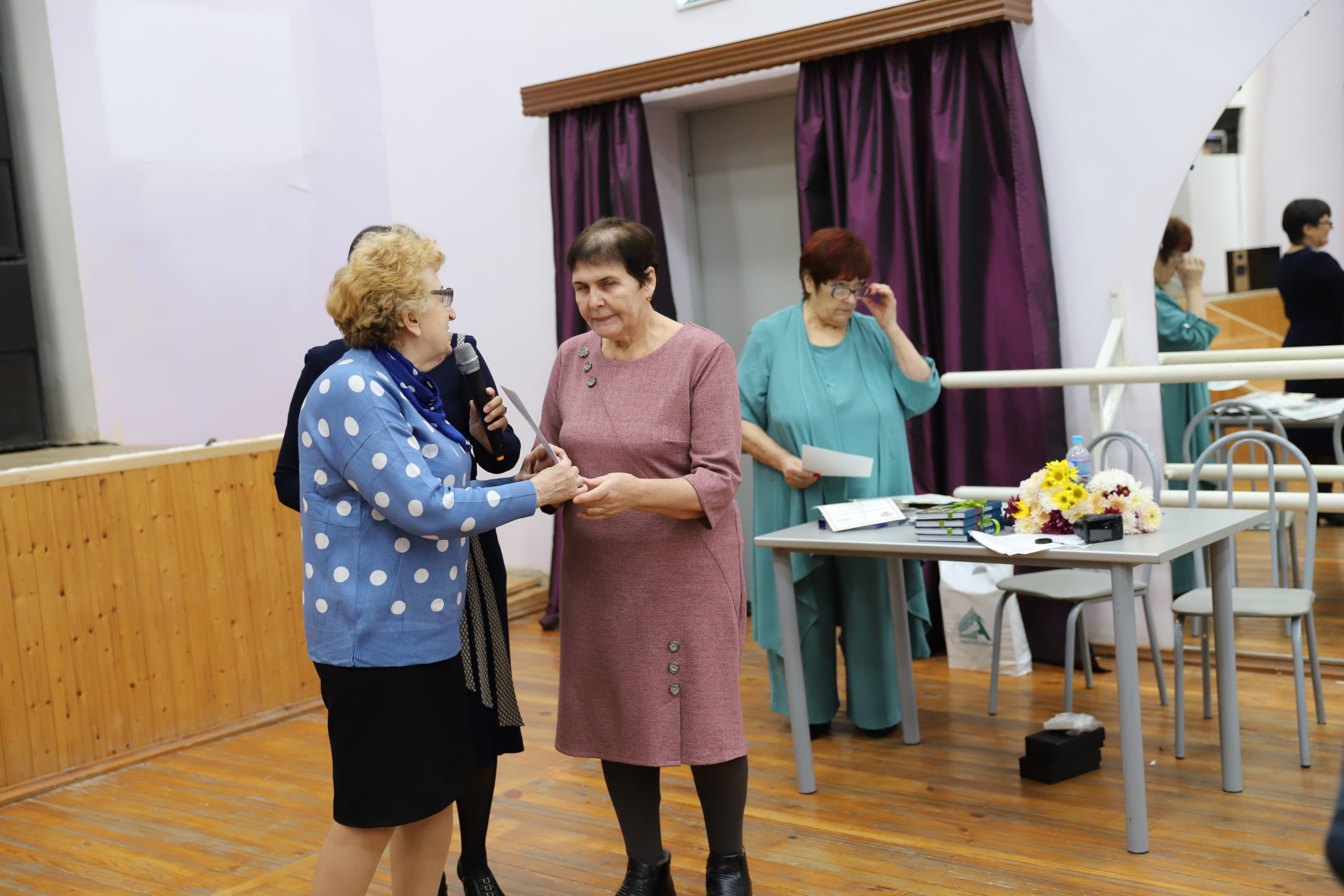 Не знаешь мира красоты, зато душою видишь ты…