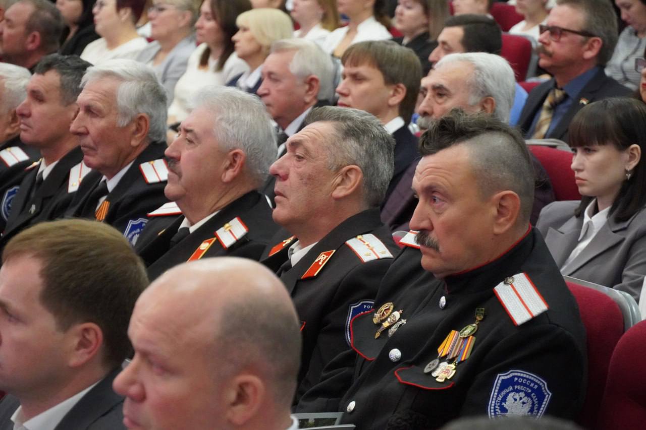 В избирательном округе проводятся отчеты руководителей территорий за 2024 год.