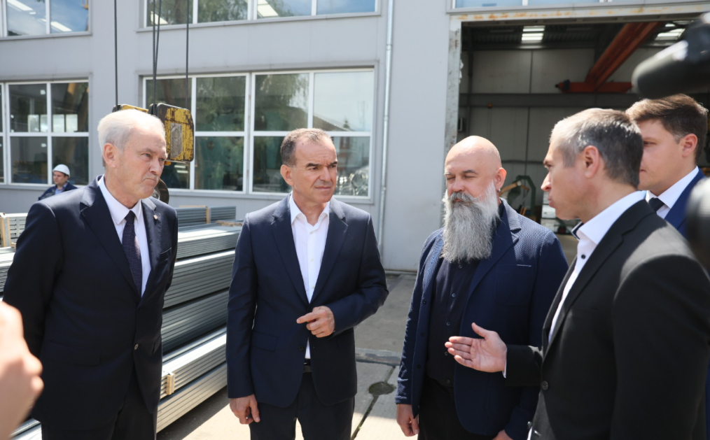 Вениамин Кондратьев посетил завод по выпуску металлоконструкций в Курганинском районе