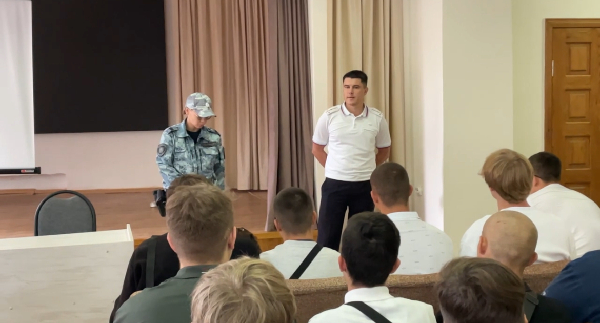 В Абинске полицейские и специалисты отдела молодёжи провели комплексную акцию для студентов