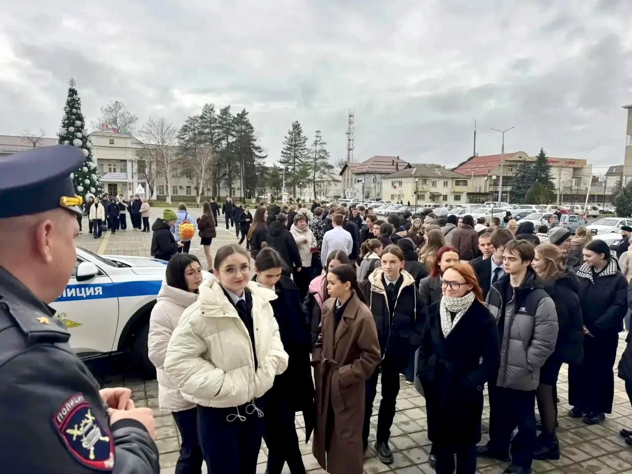 Опись, опечатки пальцев, протокол «сдал-принял» и даже традиционное «посидеть на дорожку» — на этот раз в автозаке!