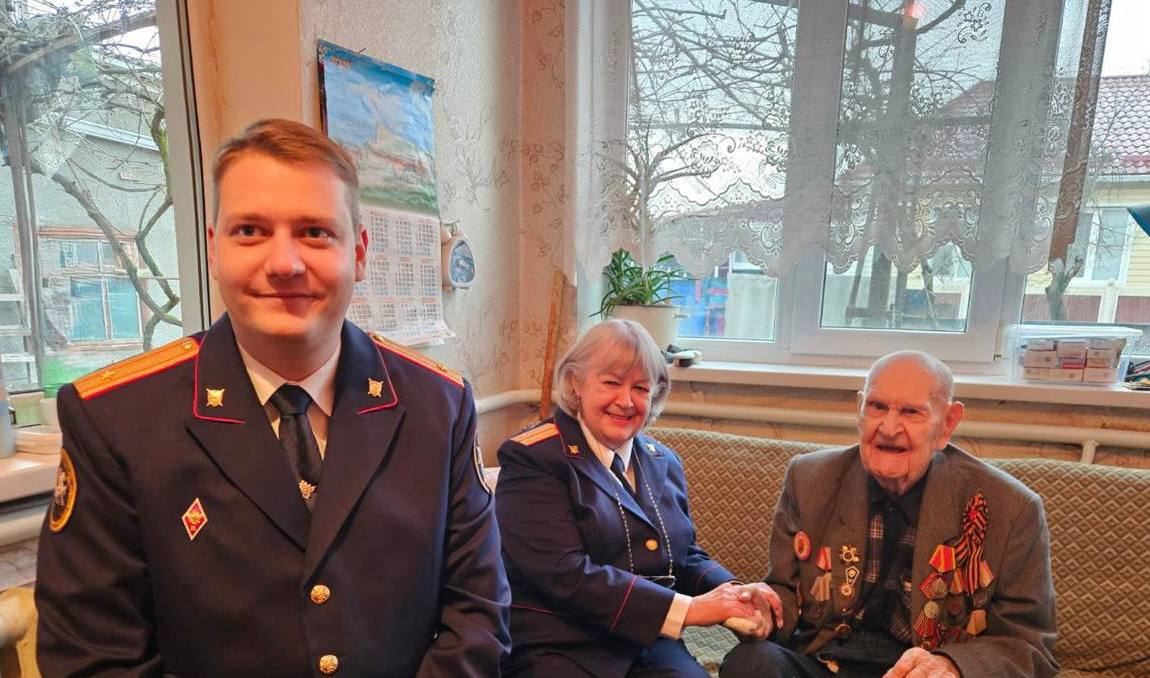 Представители следственного управления СКР поздравили ветерана с новогодними праздниками