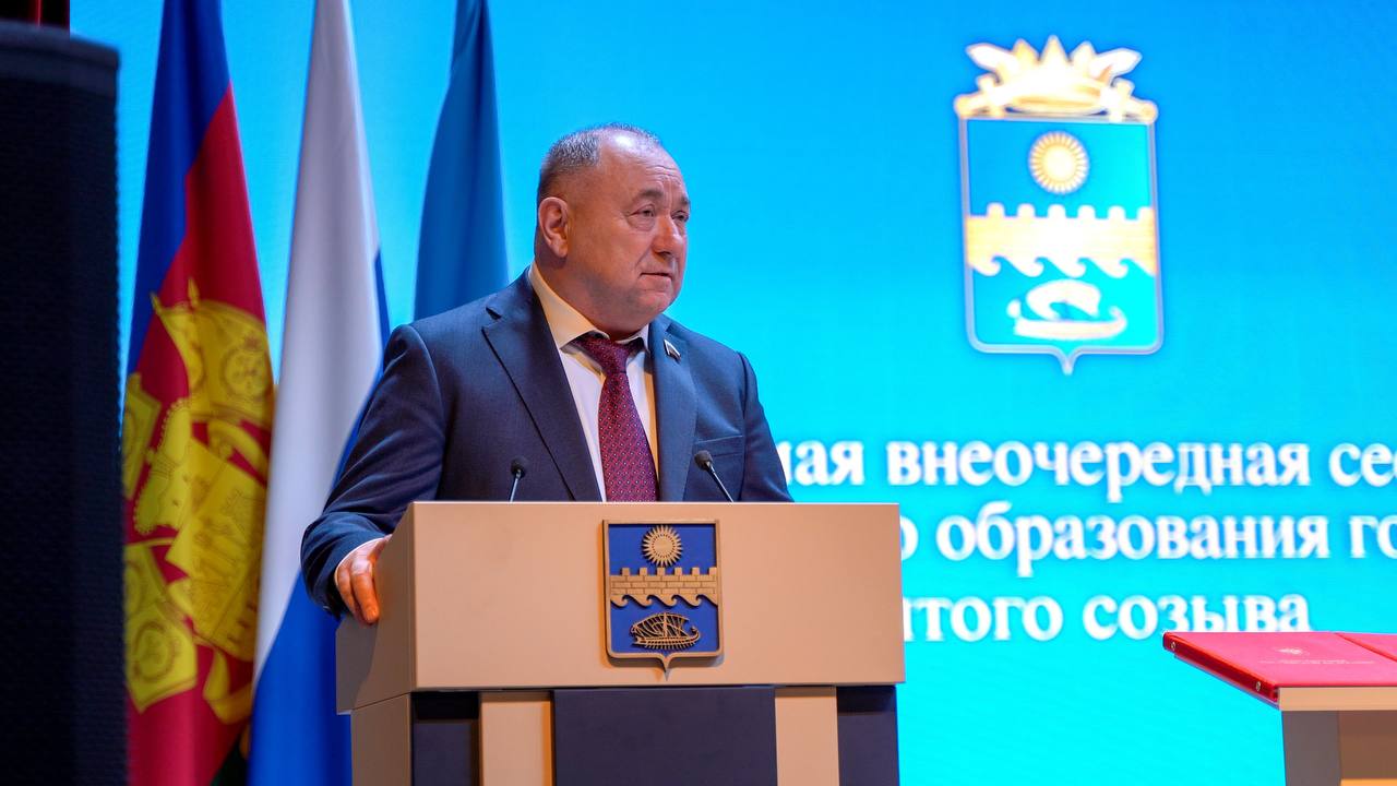 Депутат Государственной Думы Иван Иванович Демченко выступил на восьмой сессии Совета Анапы