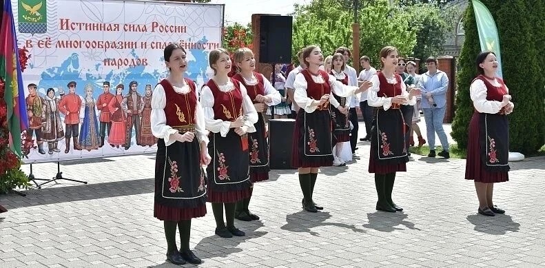 Жители Славянского района приняли участие в фестивале национальных культур «Дорогой дружбы»